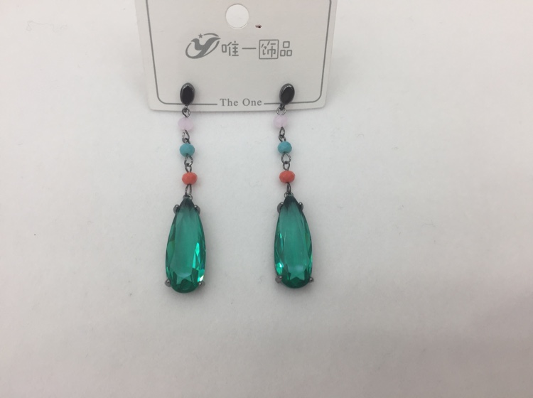 Earrings are in fashion for women thumbnail