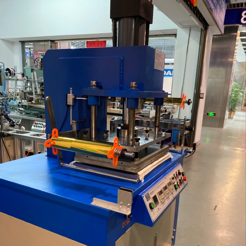 Hydraulic hot stamping machine, logo hot stamping and creasing machine details Picture