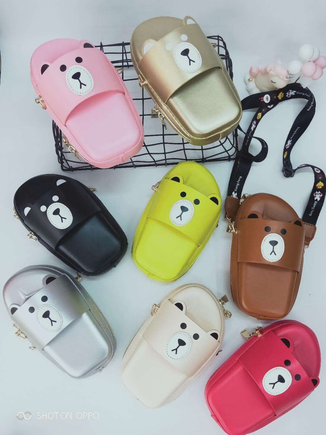 A little girl's crossbody slipper bag, fashionable children's bag, and coin purse