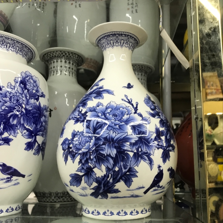 Bone porcelain vase thumbnail