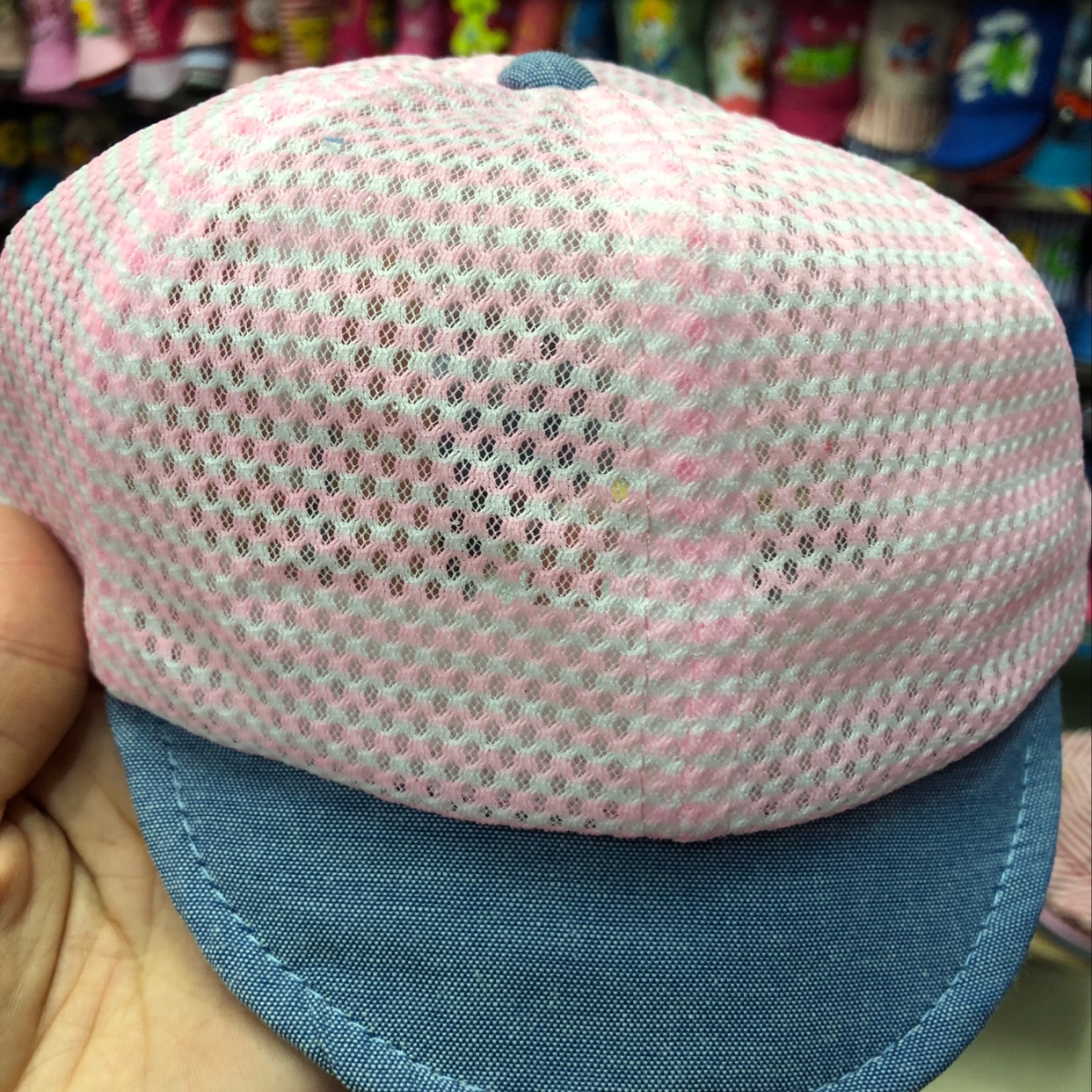 儿童网帽白底实物图