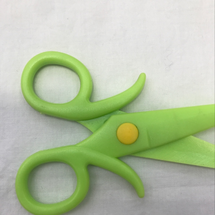 1706 Plastic children's scissors Application Scenario