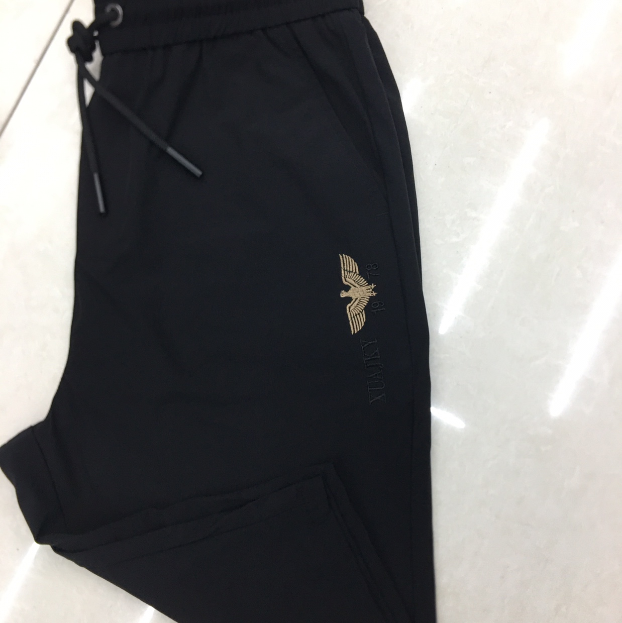 Men's casual cropped trousers thumbnail