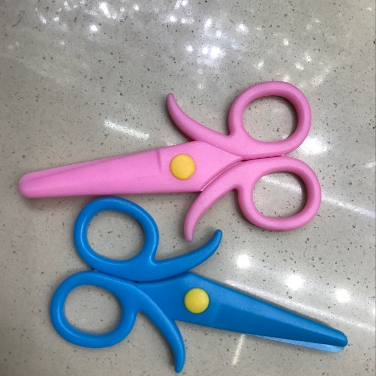 1706 Plastic children's scissors full figure