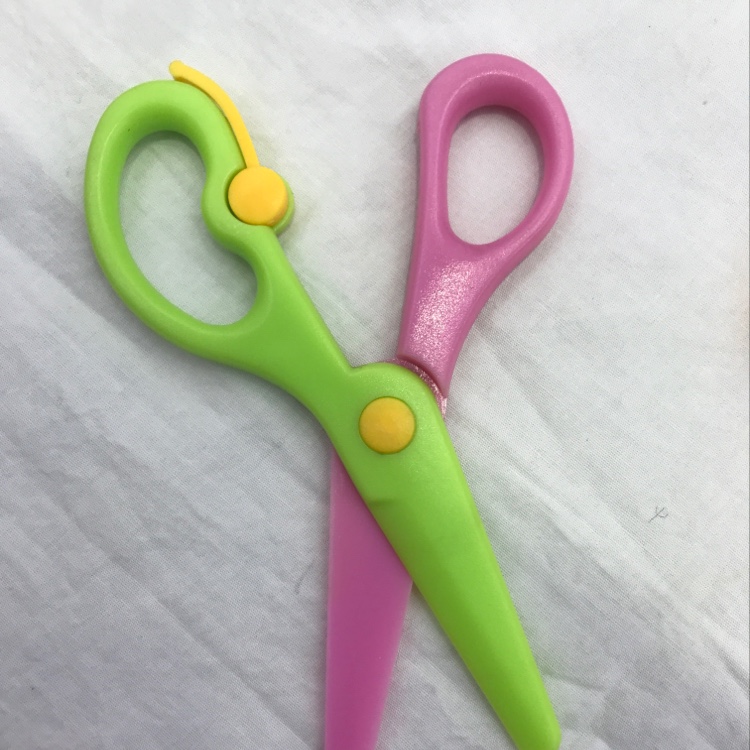 Children's scissors Application Scenario