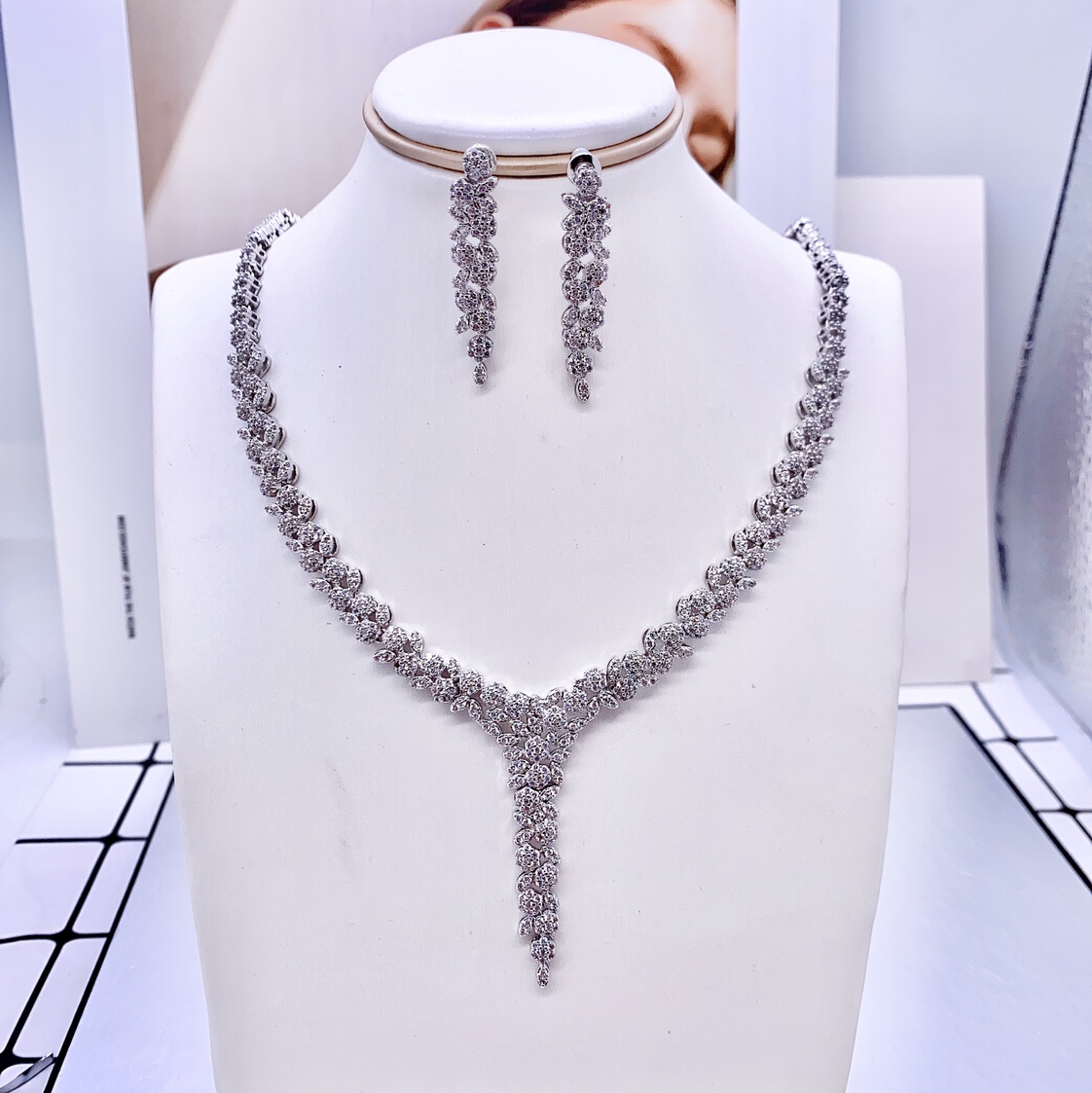 韩版奢华大气新娘套装，环保铜微镶AAA锆石项链耳环套链宴会婚纱配饰图