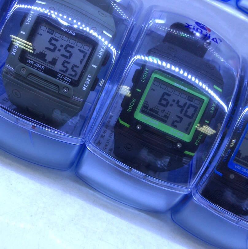 学生电子防水夜光手表，多功能新款手表，四方透明盒、铁盒防水七彩灯手表产品图