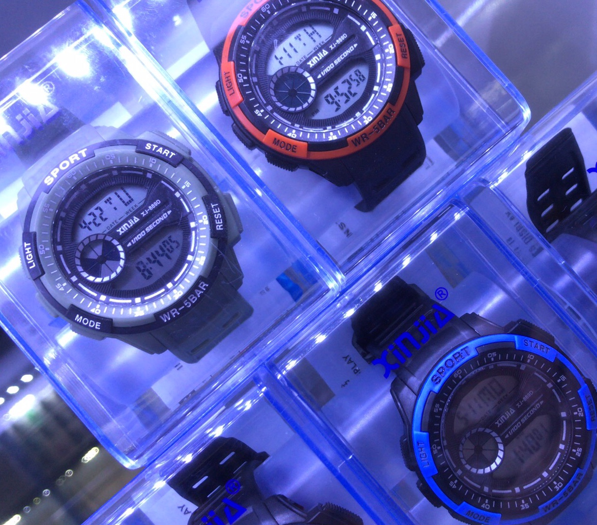 学生电子防水夜光手表，多功能新款手表，四方透明盒、铁盒防水七彩灯手表图