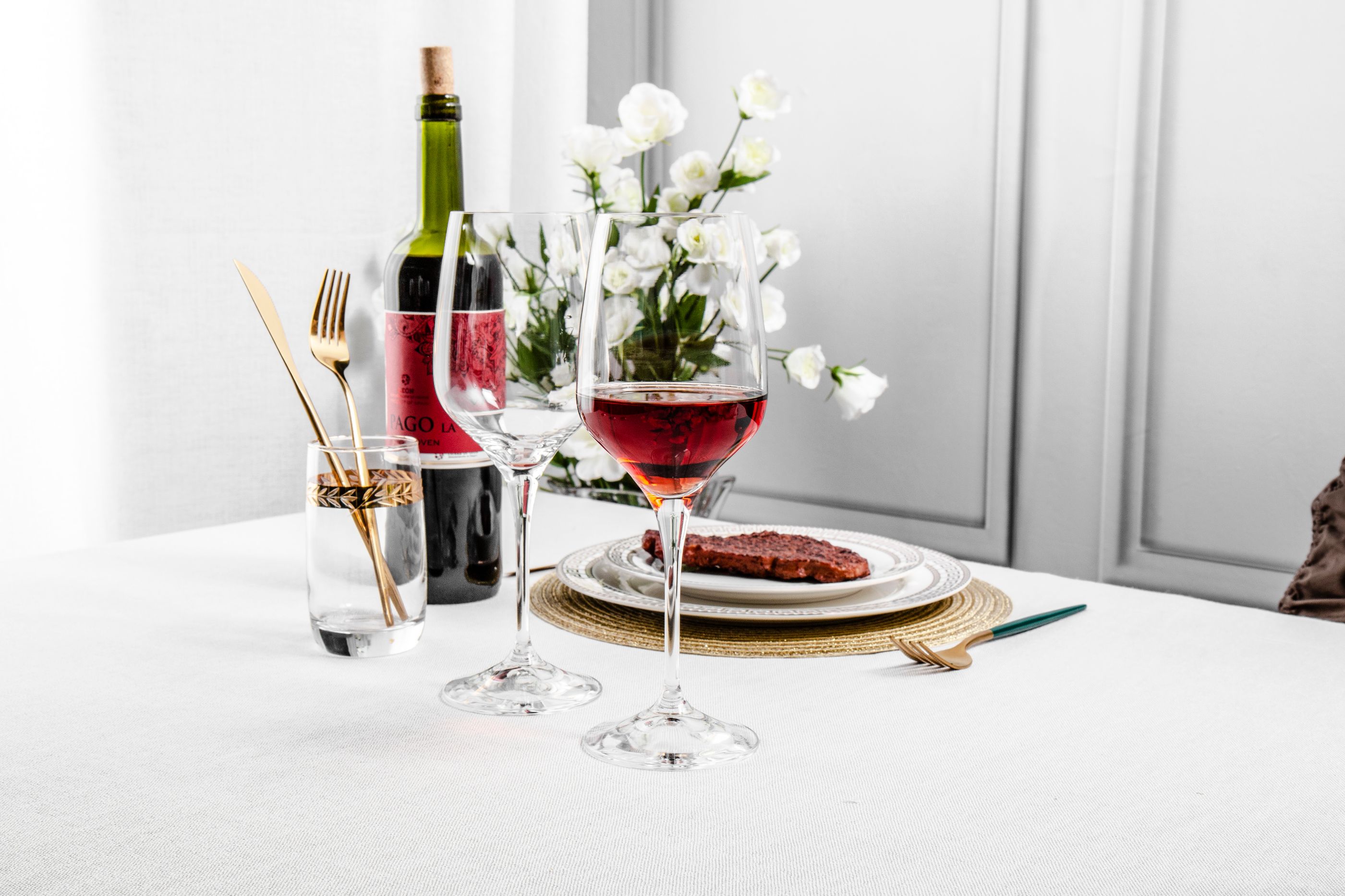 Big size wine golet crystal glasses Bohemian lead-free crystal Red wine glasses Application Scenario