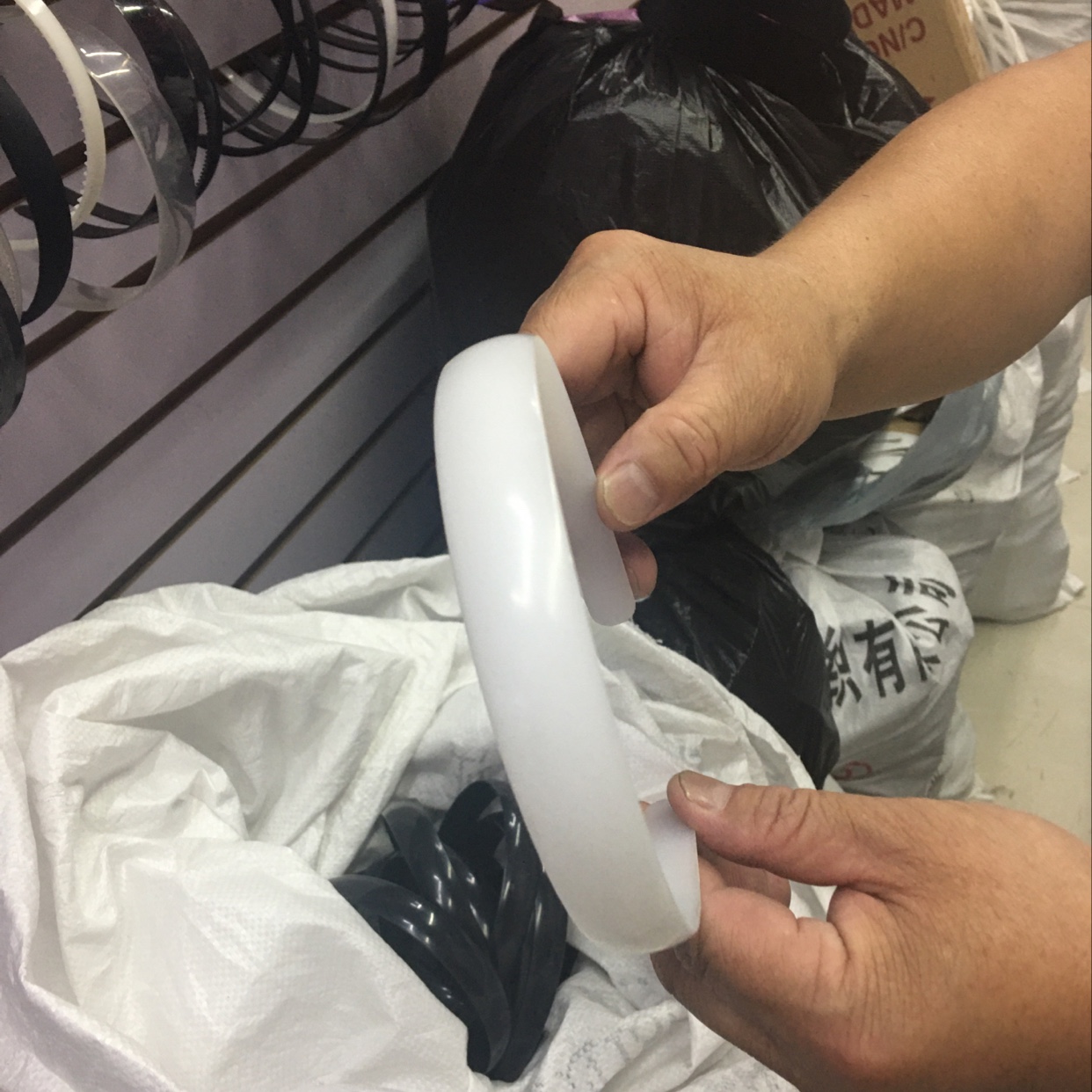 Plastic bottom head buckle