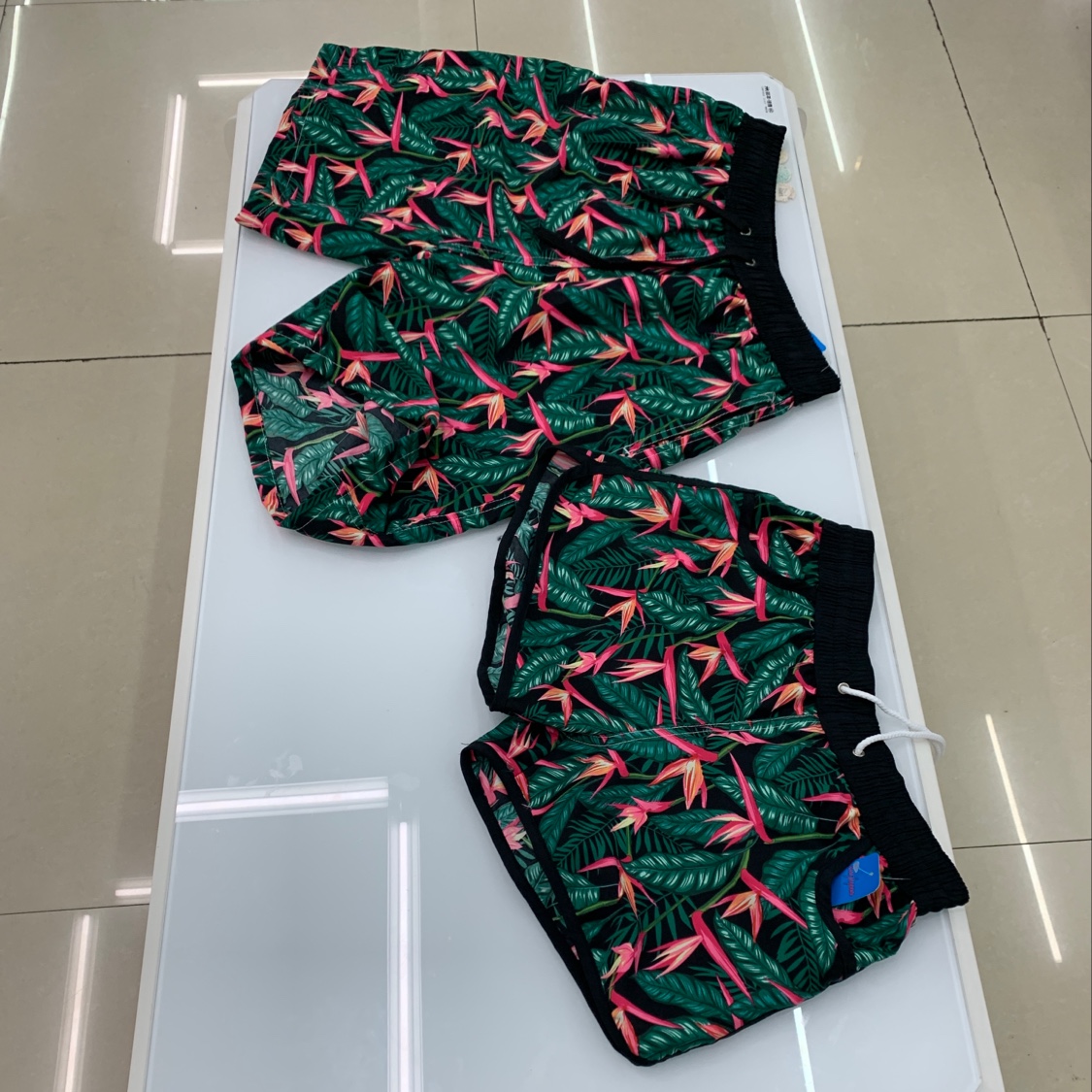 Red flower and green leaf couple beach pants Application Scenario