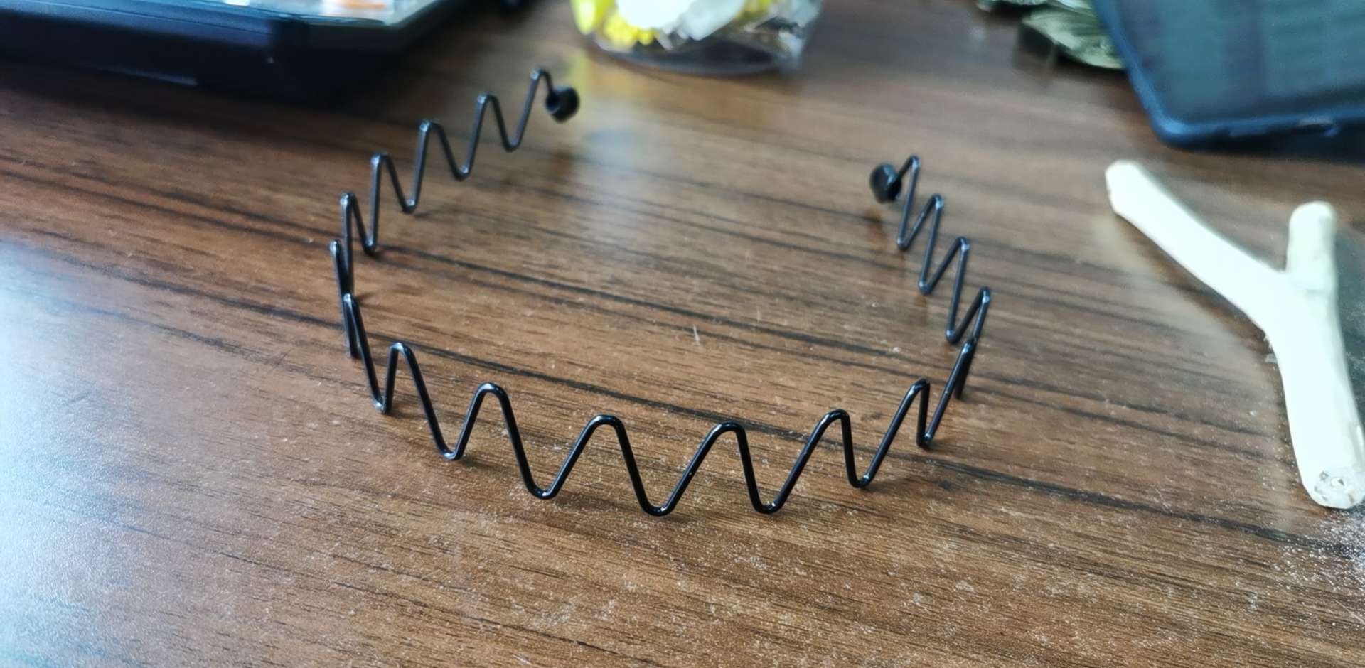 Invisible hair band: Iron hair band for men and women to wash their faces Application Scenario