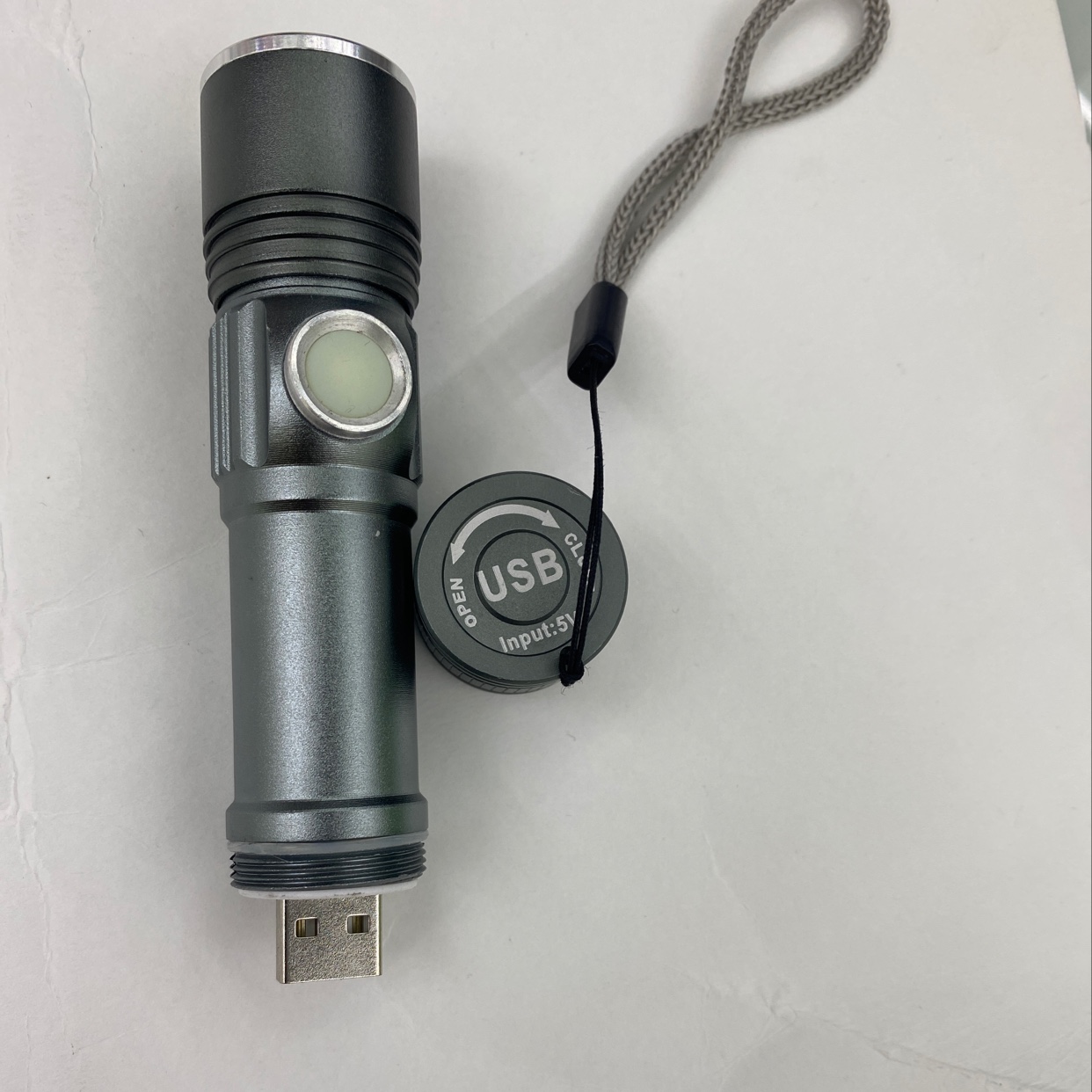 XPE强光灯泡、内置电池、可调光、3功能、重量94克。