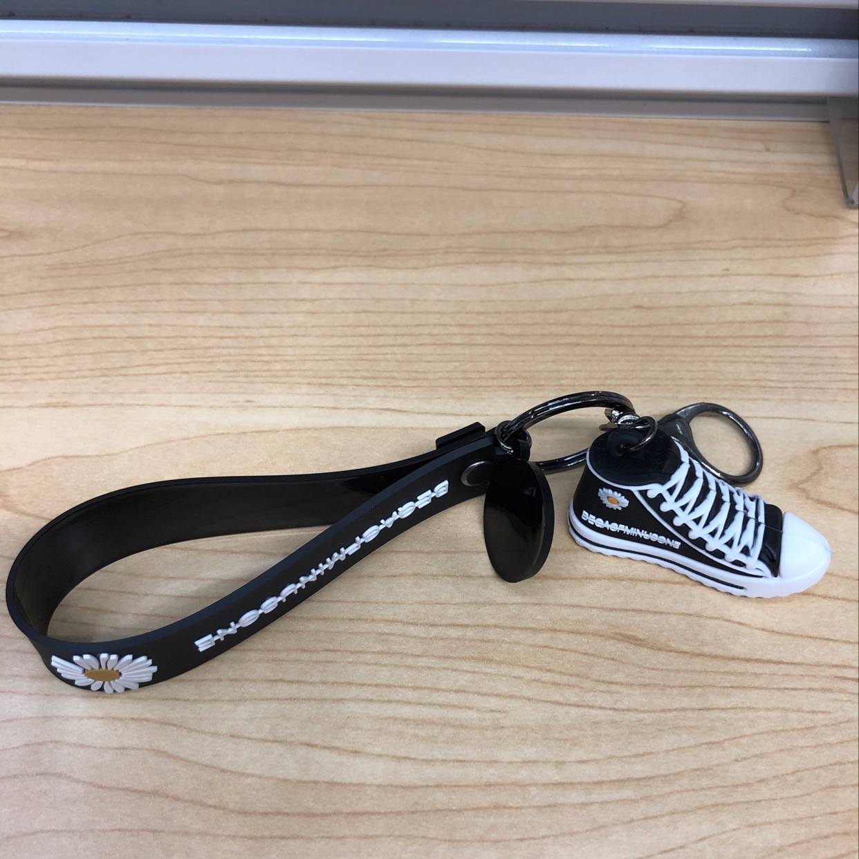 Little Daisy key chain new popular logo cartoon girl cute keychain creative key chain bag car pendant details Picture