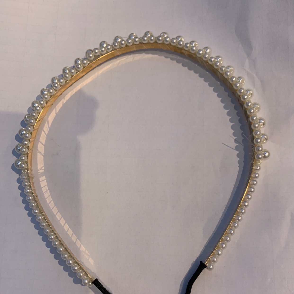 Simple and large pearl headband, a trendy and versatile style that exudes the charm of a socialite. When going out, it features a hairpin and headband