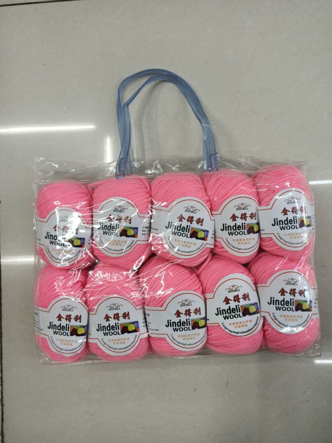 Polyester wool is bagged, with each bag weighing 0.99 jin