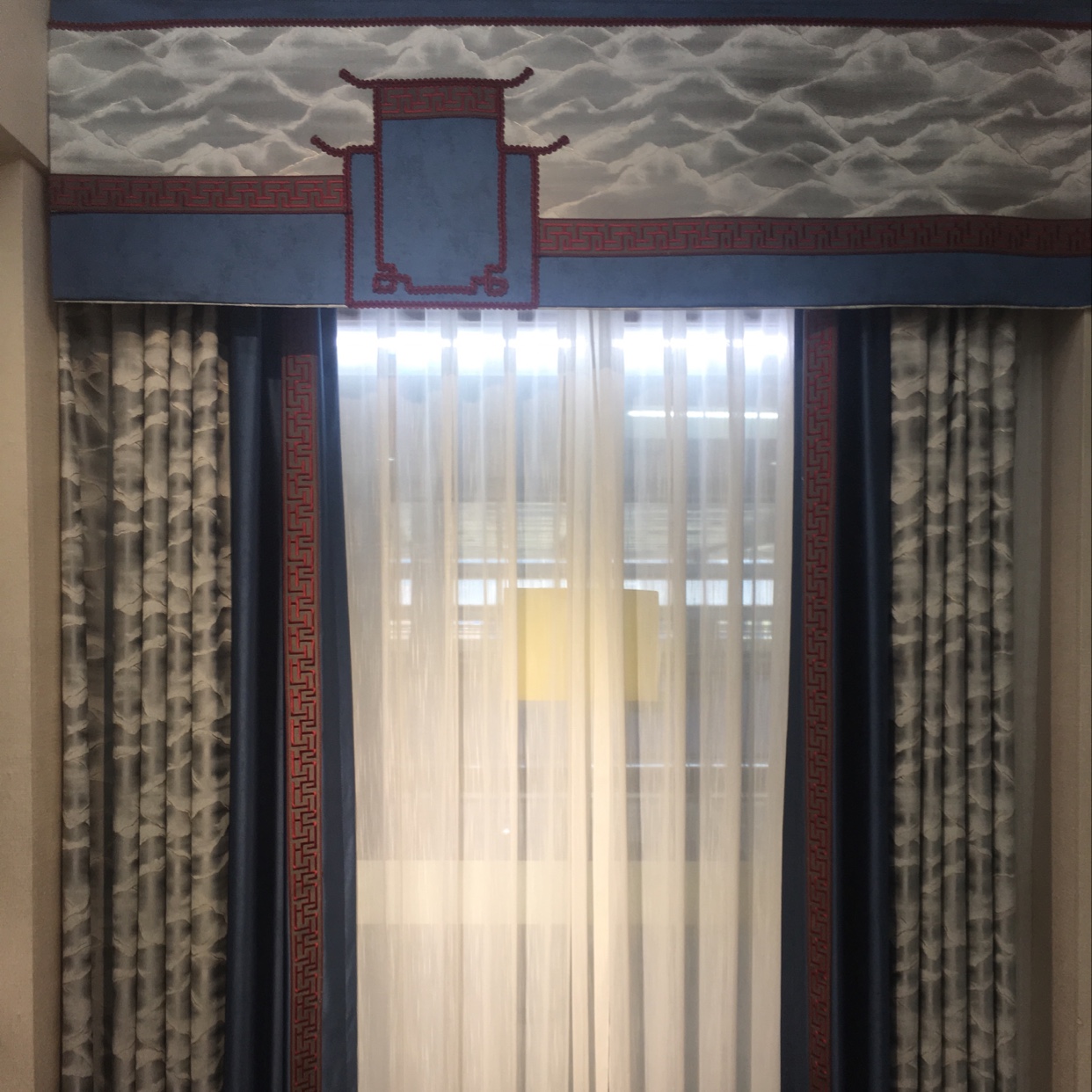 The new high-precision jacquard fabric with a new Chinese style is suitable for living rooms and study rooms