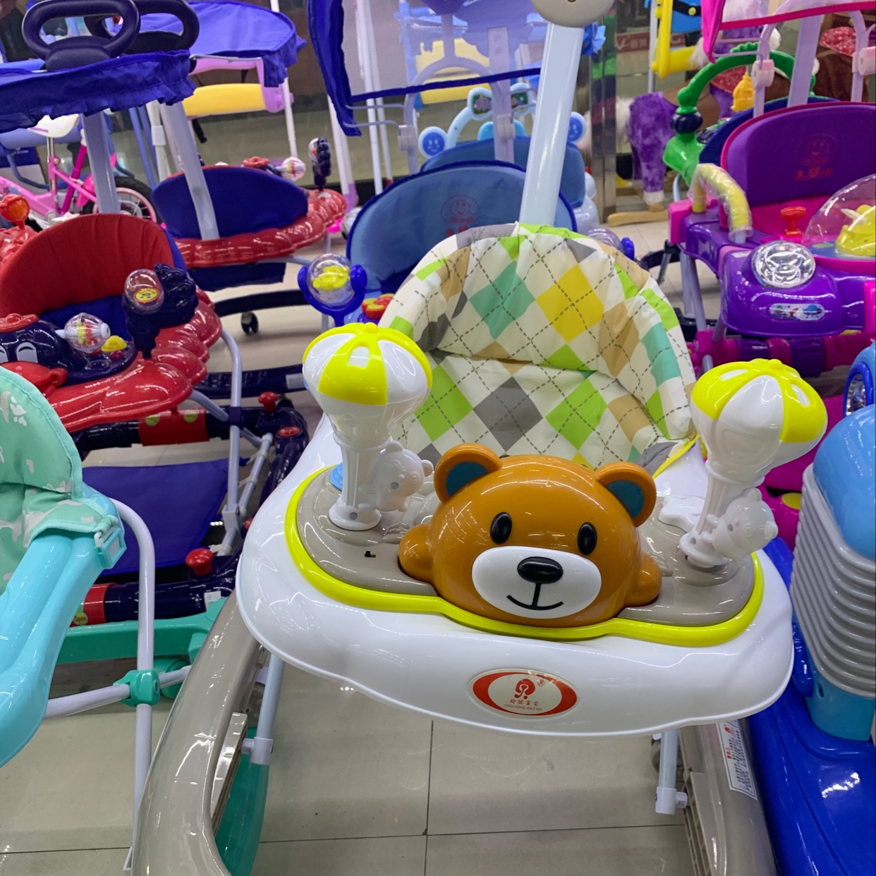 黄色婴儿学步车