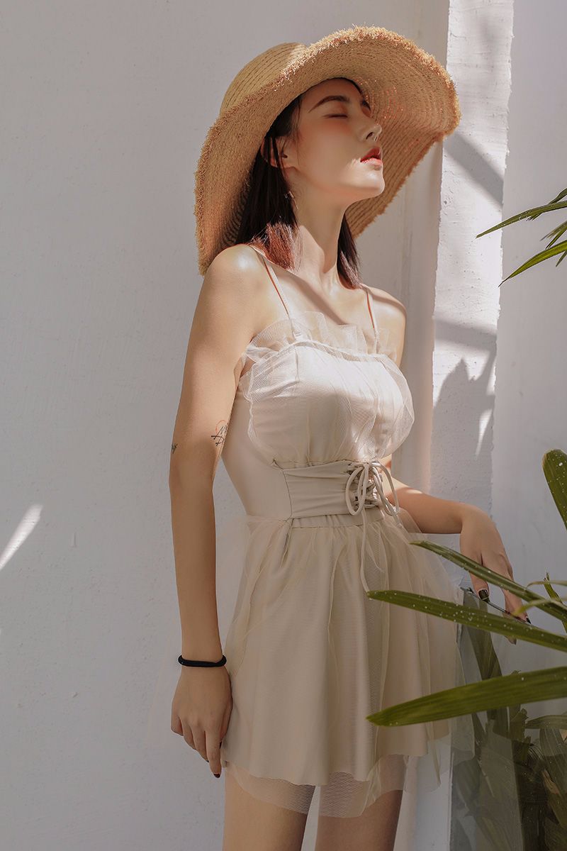 South Korean Small Fragrant Wind Short Sleeve Sleeve Sexy Conservative Hot Spring Thin Cover Belly One-Piece Swimsuit Woman Application Scenario