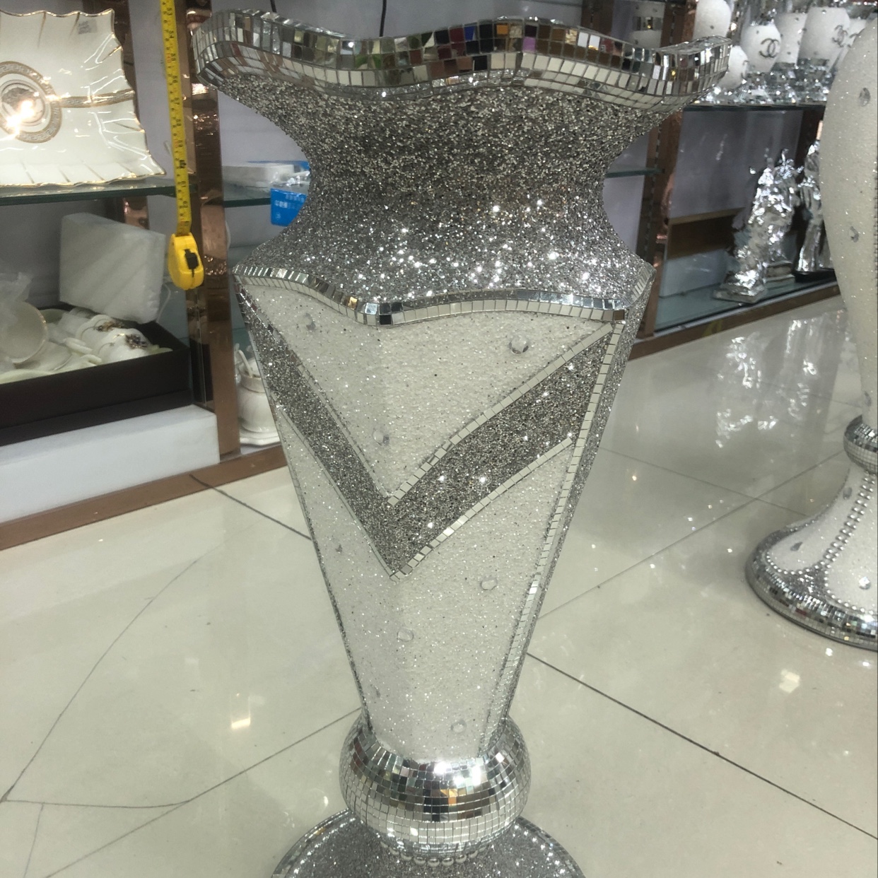 Scatter drilling magnesium oxide vase process layout suitable for household appearance atmosphere full figure