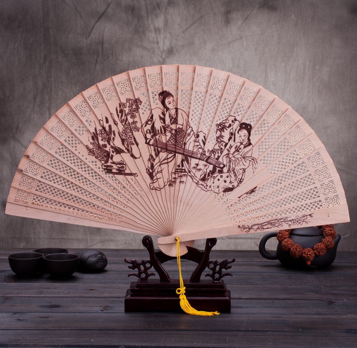 Estilo antiguo portátil ventilador plegable vintage mujer de madera danta aroma madera plegable abanicos tallado artesanía China viento regalo fan details Picture