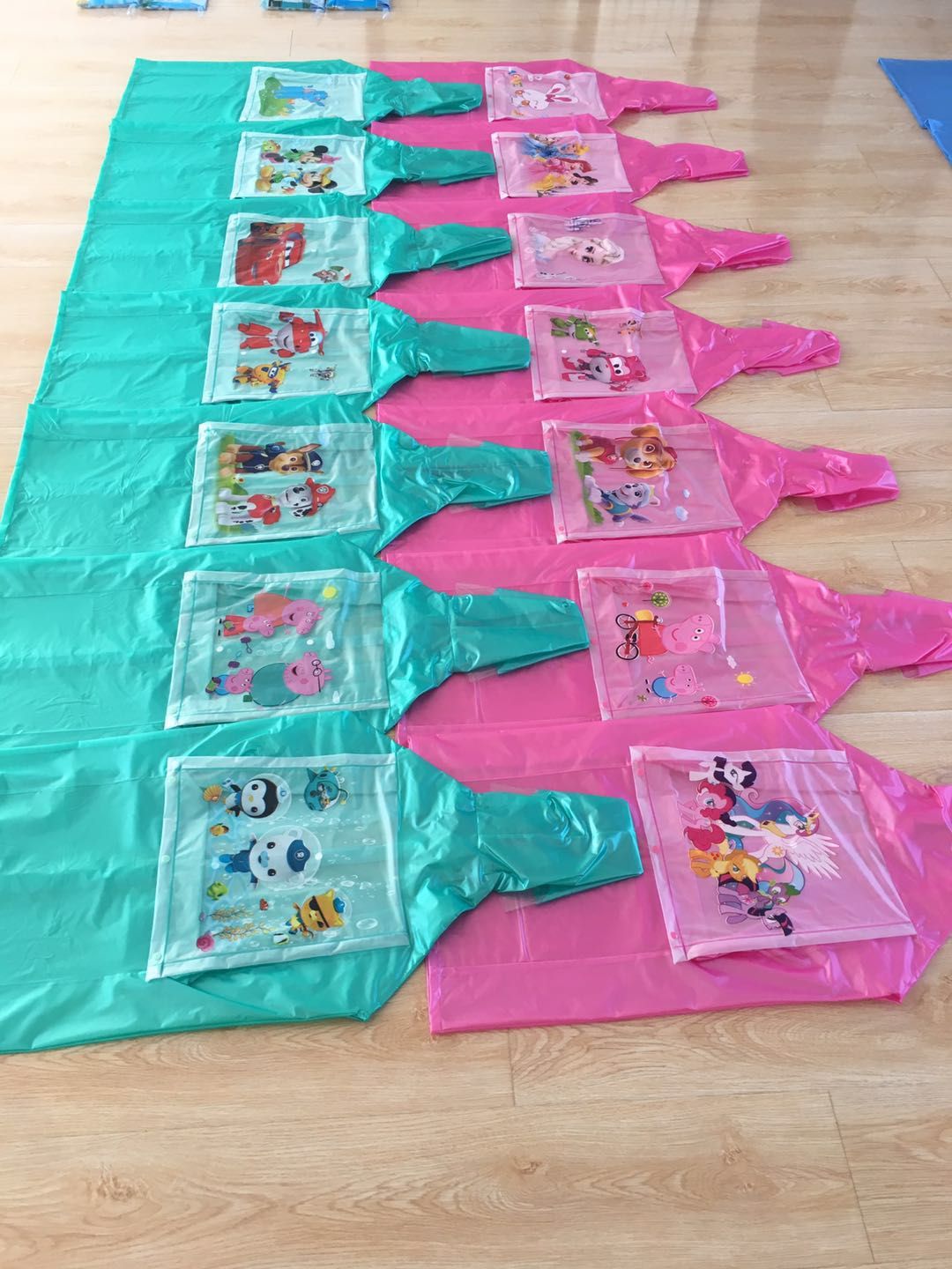 Children's raincoat details Picture