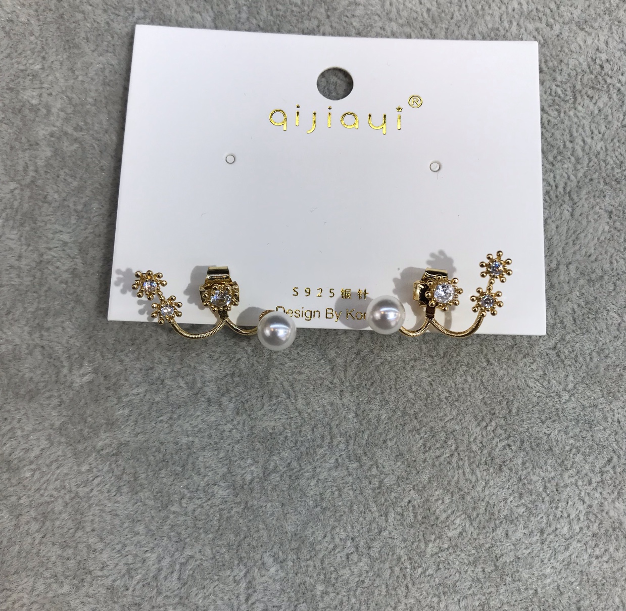 A number of small pearl earrings thumbnail