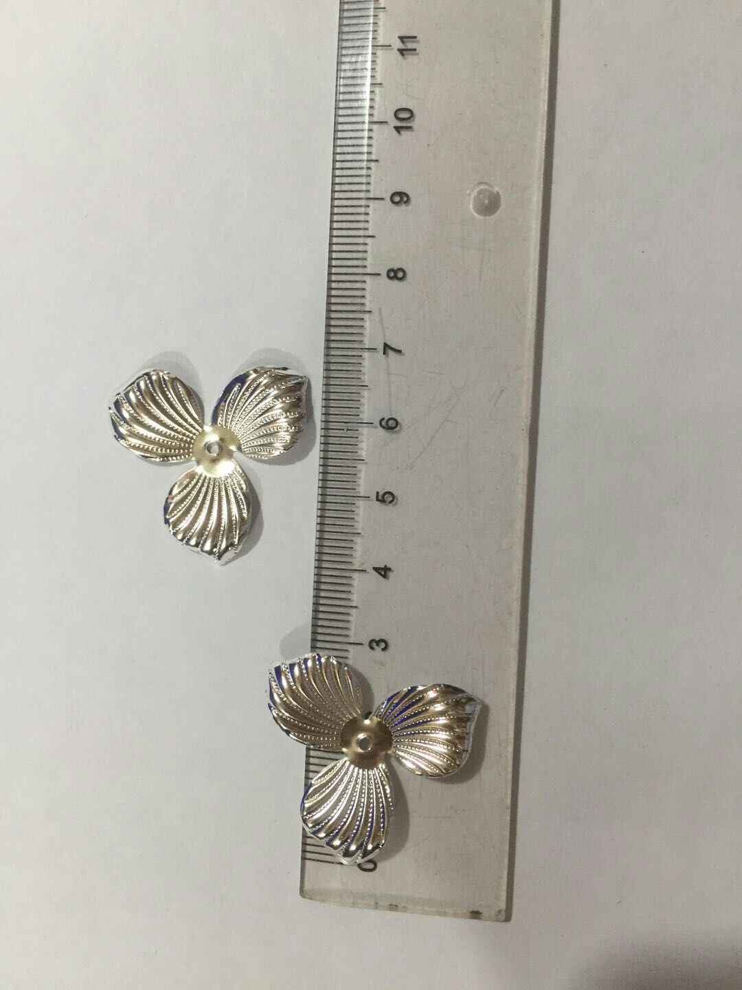 Three-leaf patterned petals
