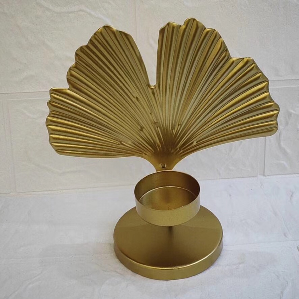 Leaf-shaped candlestick details Picture
