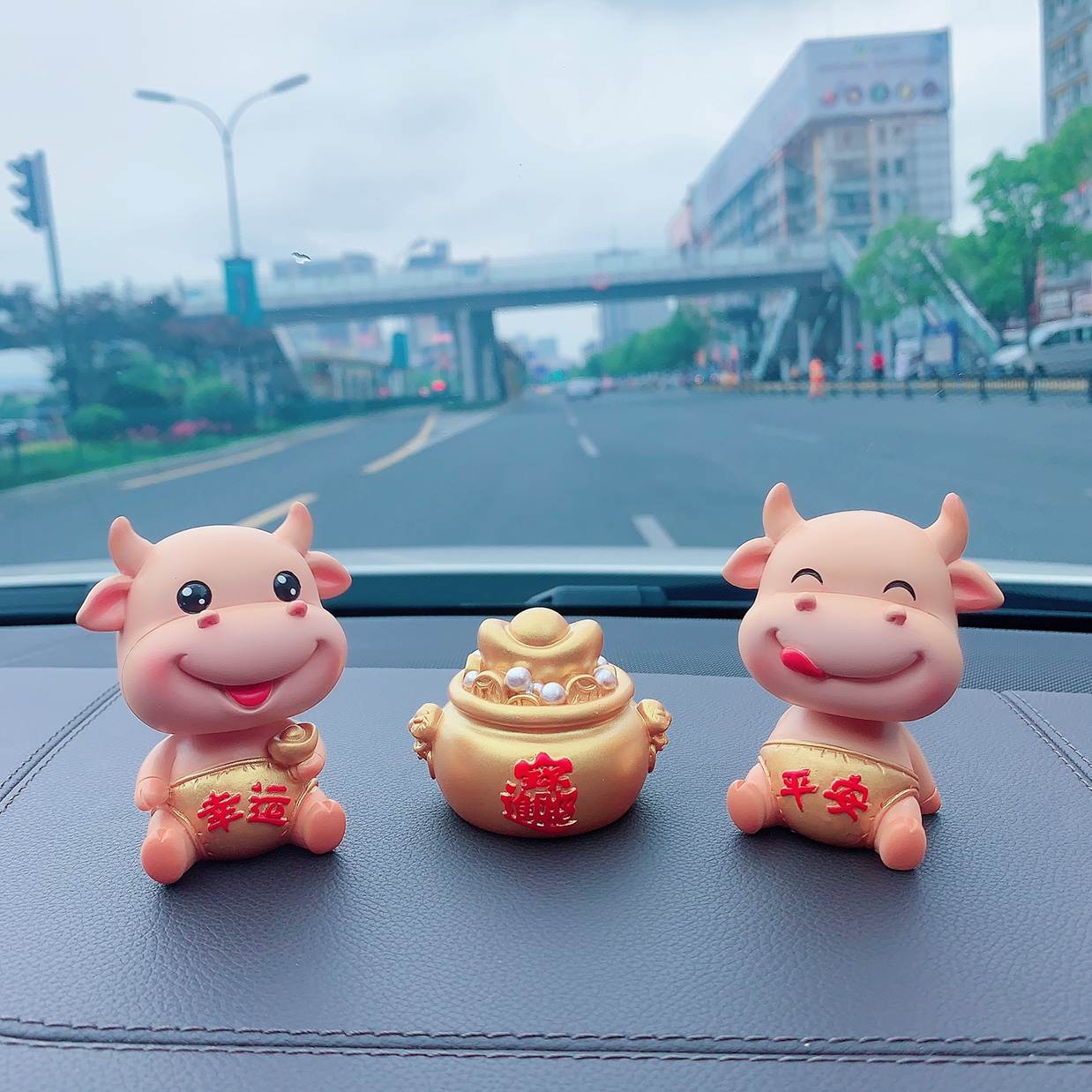 A large-sized Niu Xiaobao figurine for the Year of the Ox Application Scenario