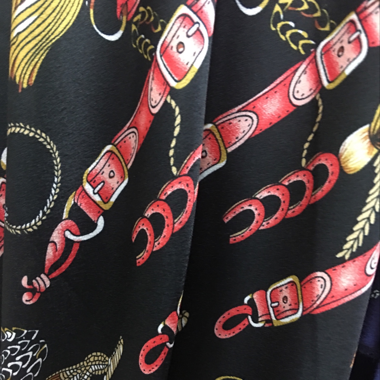 缎面仿真丝款式新颖用于制作服装围巾头饰产品图