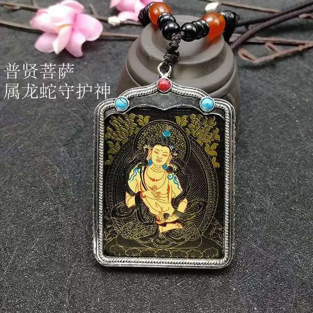 The Tibetan black gold Thangka necklace featuring the twelve zodiac signs and eight guardian deities brings good luck in the Year of the Rabbit Application Scenario