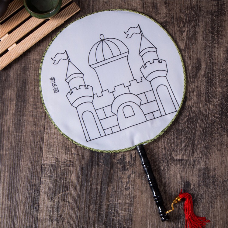 مراوح رسم على الجدران في حديقة حدائق حدائق الأطفال التي تحتوي على مواد مصنوعة يدوياً undefined