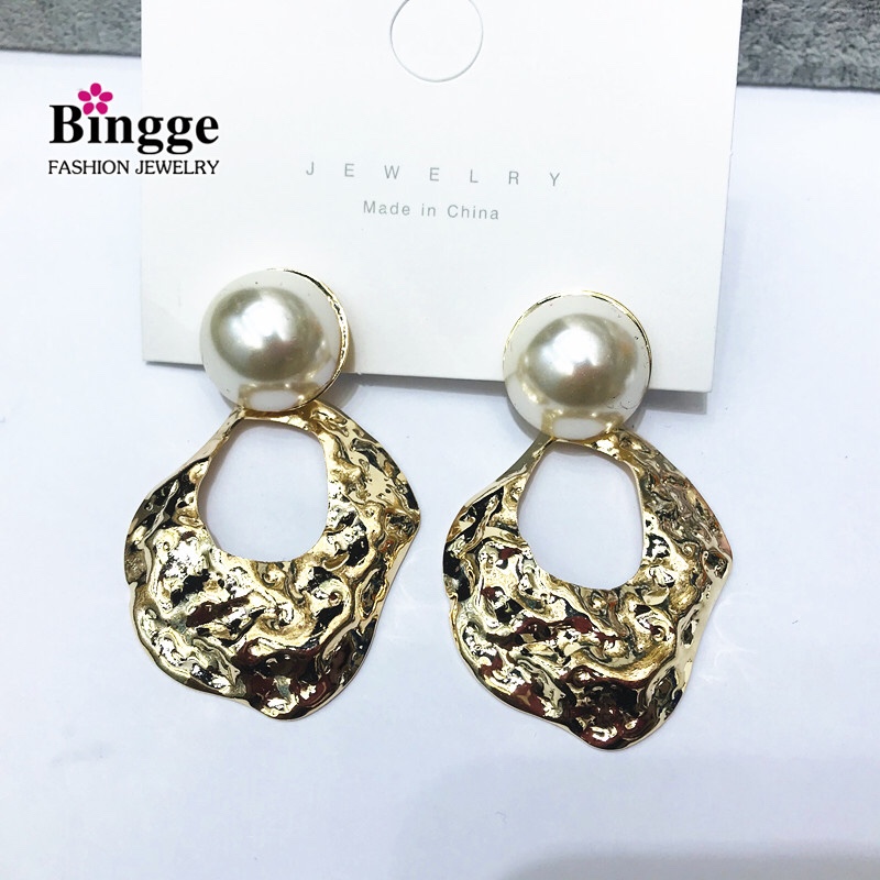 European and American fashion exaggerated pearl geometric shape metal plated earrings thumbnail