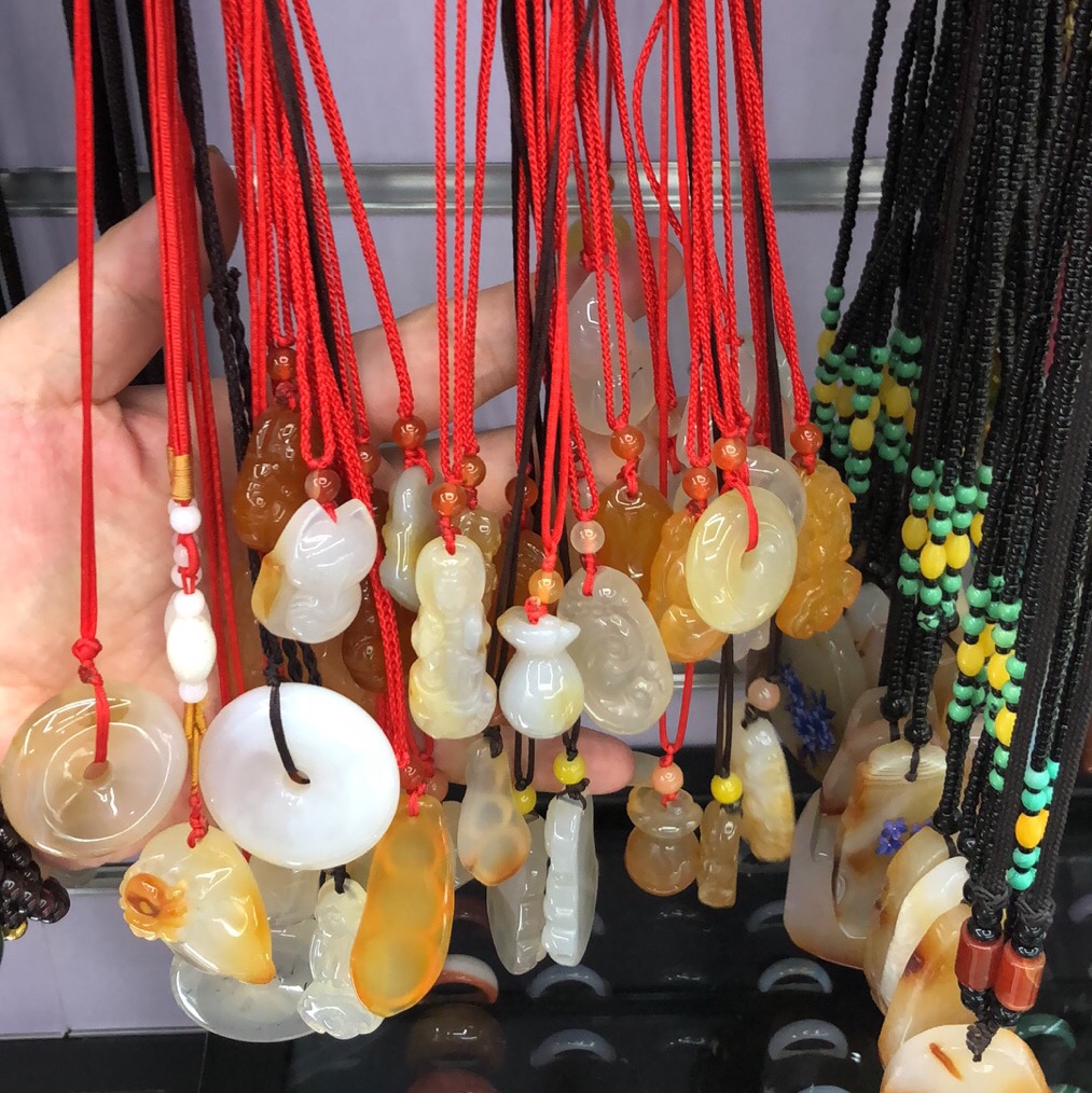 A light luxury and high-end European and American retro layered simple natural agate pendant