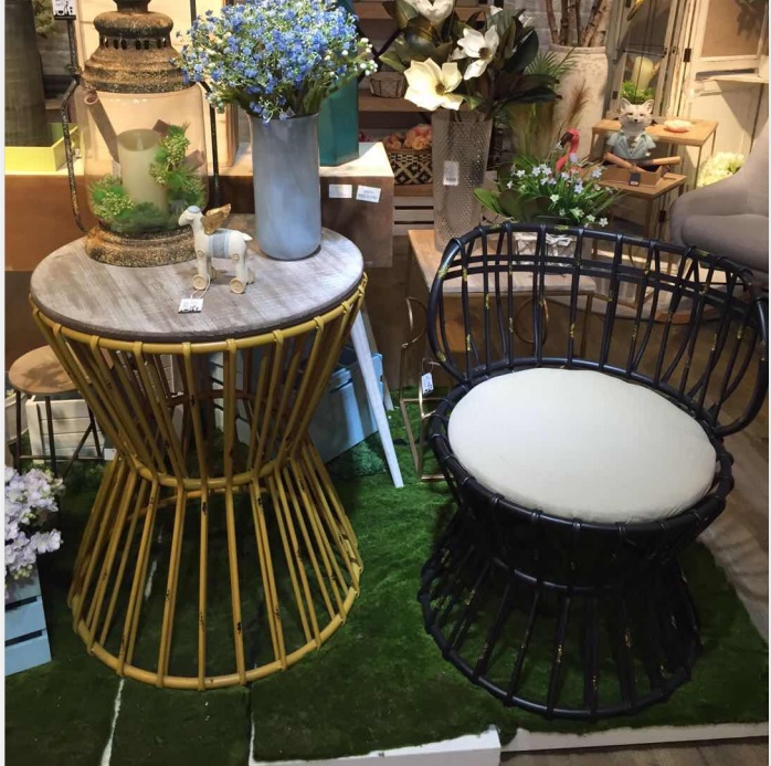 A super beautiful aged table and two chairs, a combination of iron and wood, Bird's Nest coffee table and chairs Application Scenario