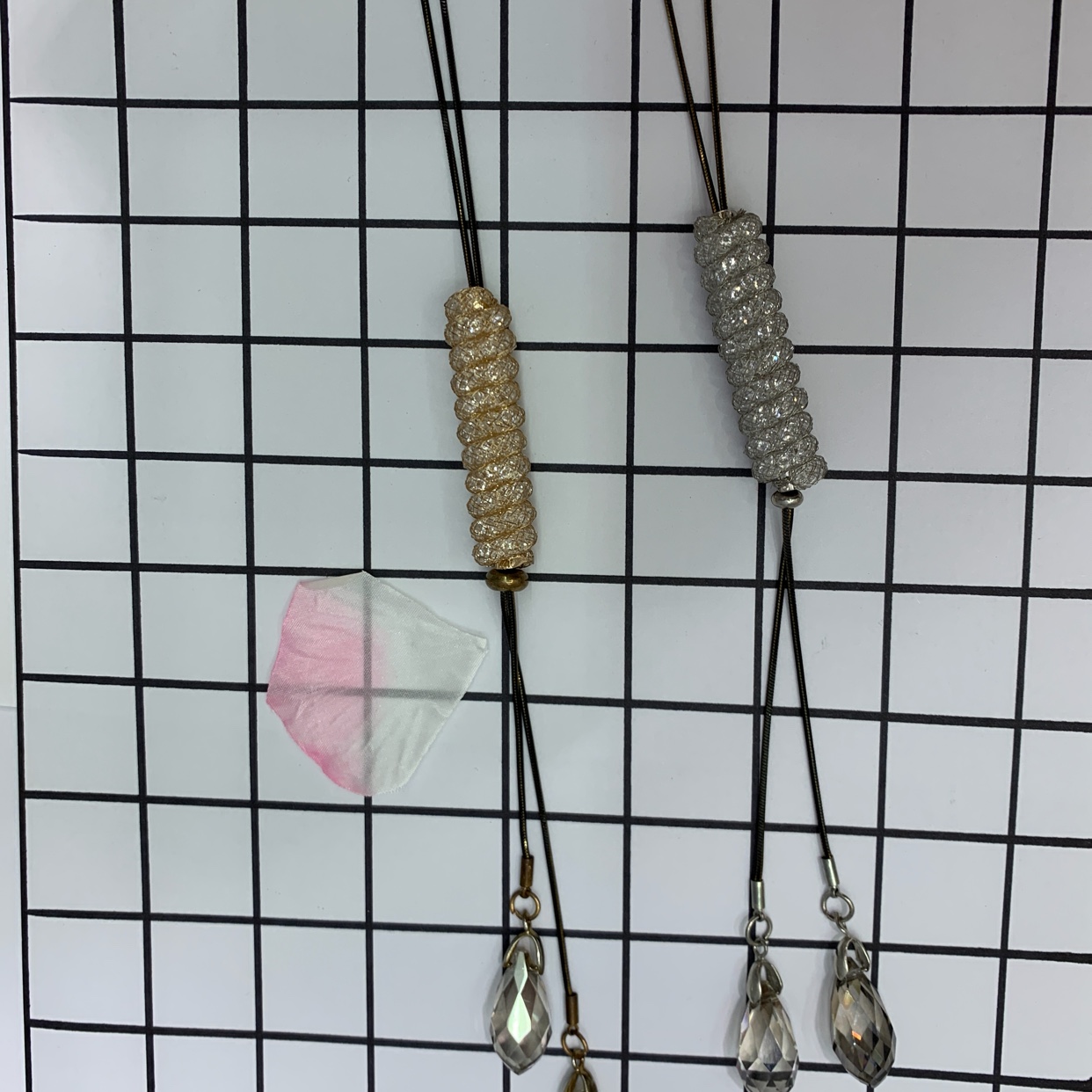 Fashion simple generous network management embedded zircon with small crystal and American wind! thumbnail