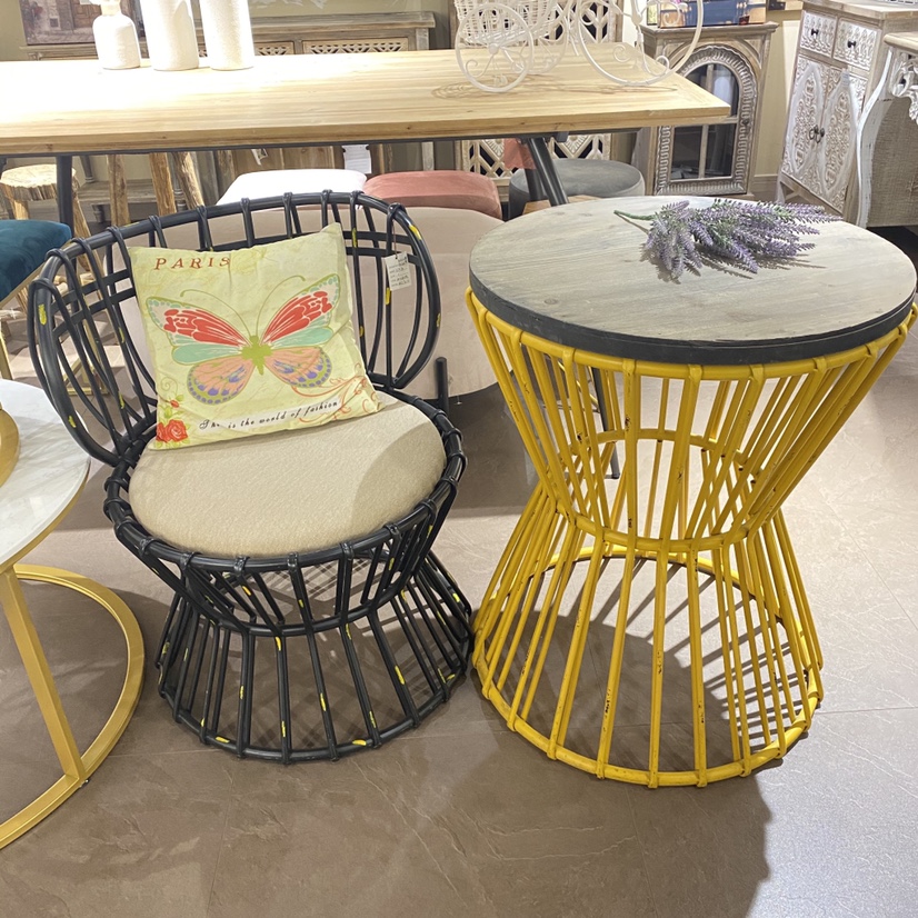 A super beautiful aged table and two chairs, a combination of iron and wood, Bird's Nest coffee table and chairs