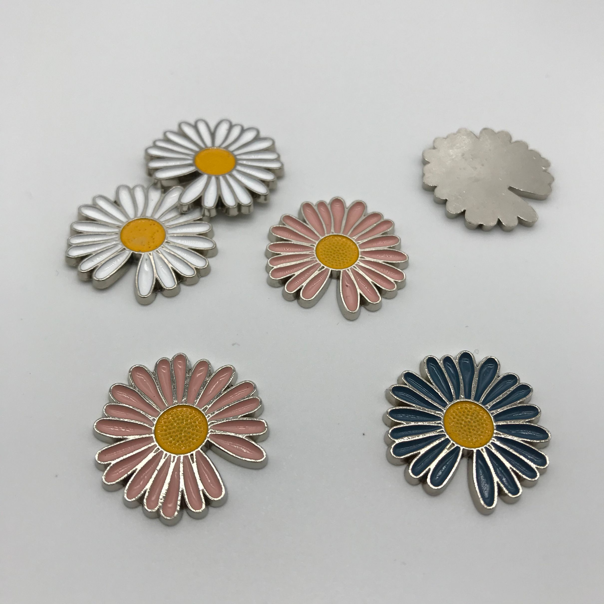 New alloy small Daisy painted pendant, butterfly buckle, chest buckle, clothing, luggage and other accessories Item Picture