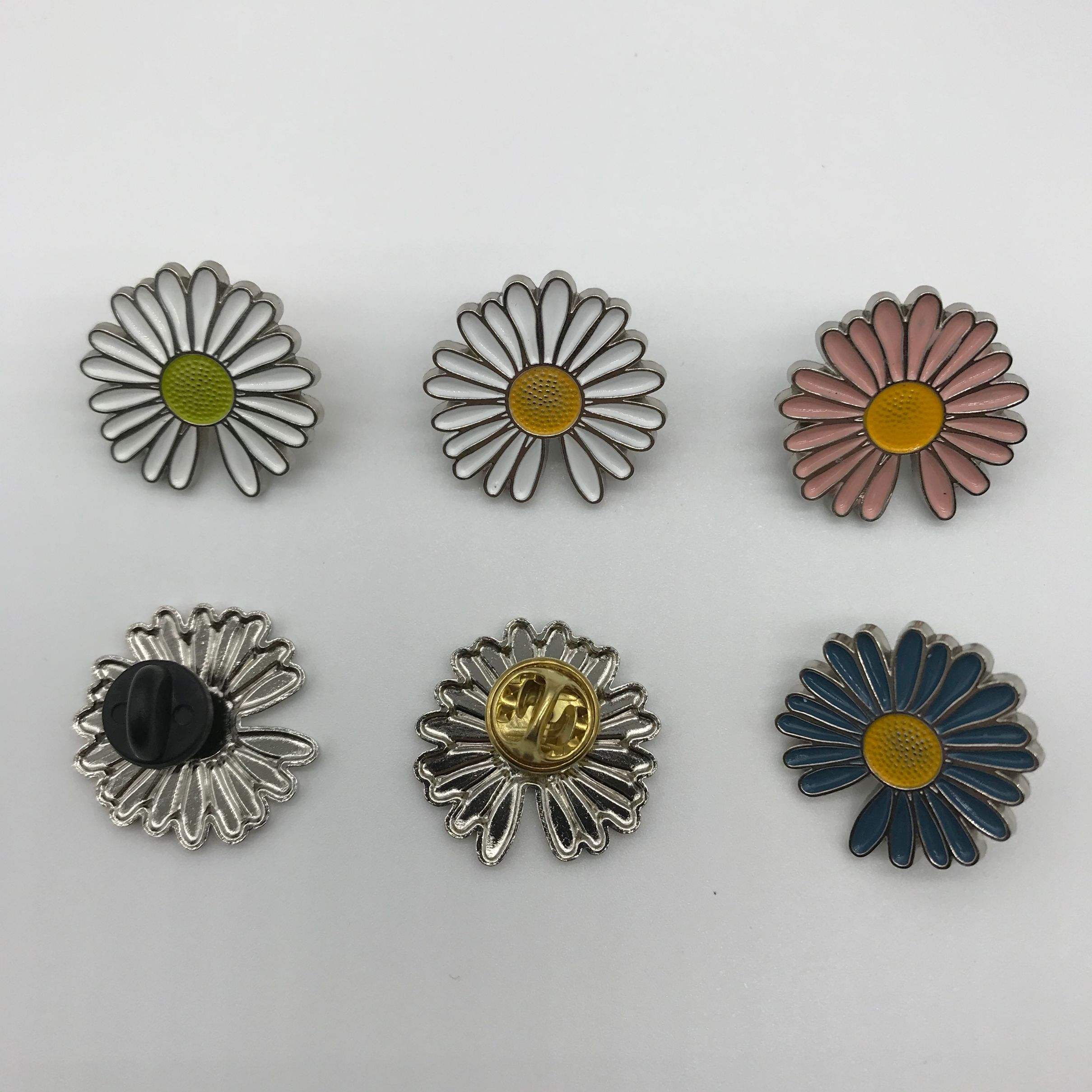 New alloy small Daisy painted pendant, butterfly buckle, chest buckle, clothing, luggage and other accessories Application Scenario