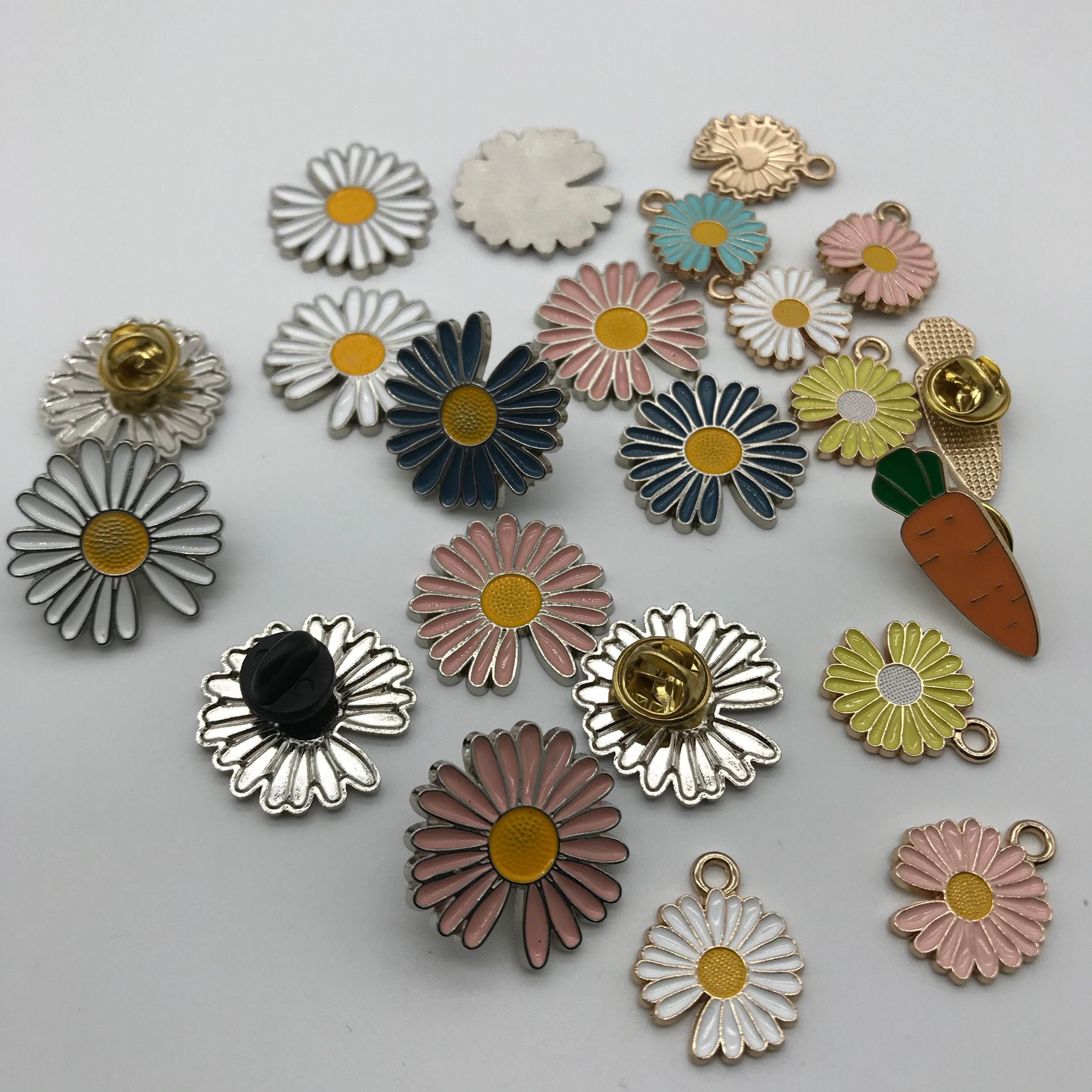 New alloy small Daisy painted pendant, butterfly buckle, chest buckle, clothing, luggage and other accessories details Picture