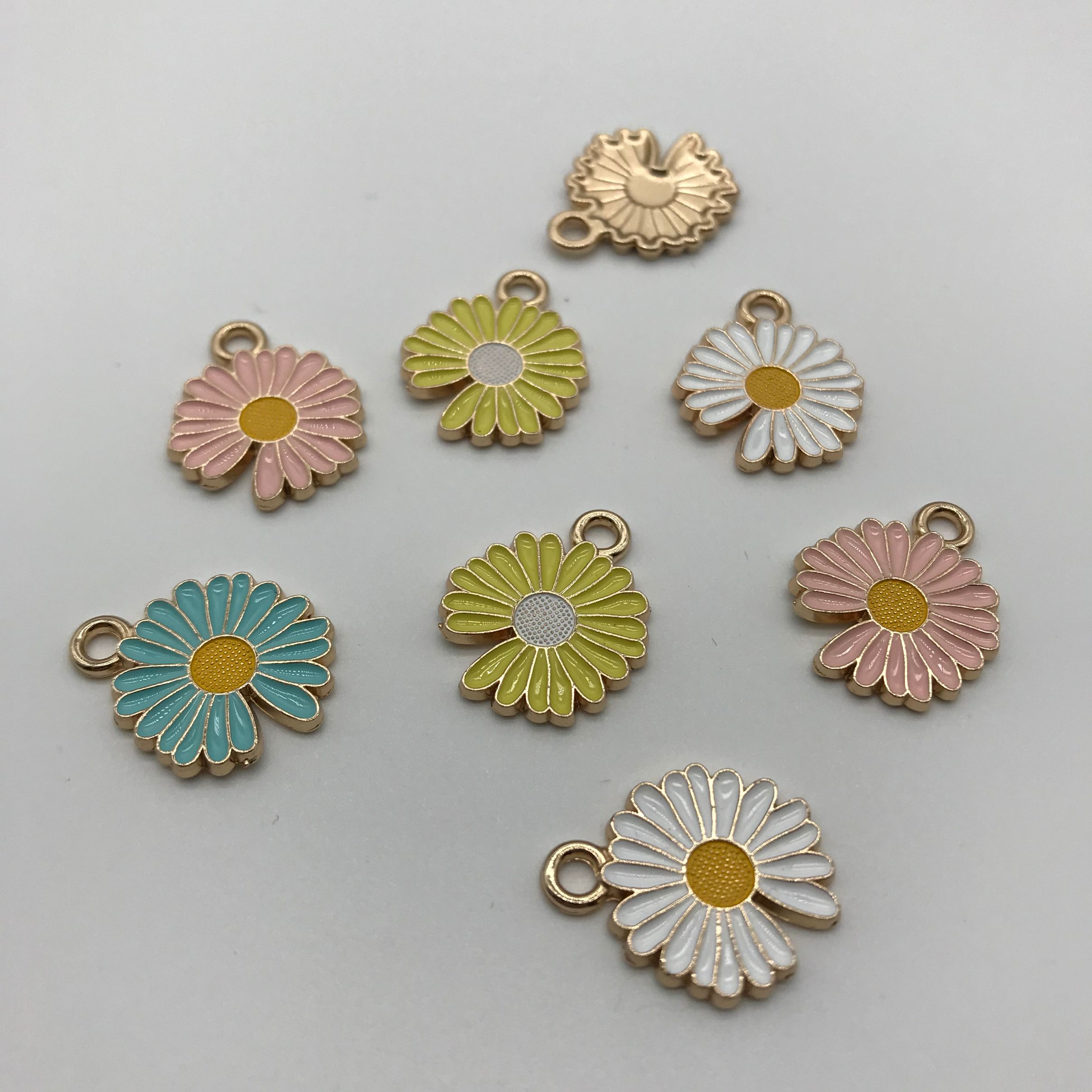 New alloy small Daisy painted pendant, butterfly buckle, chest buckle, clothing, luggage and other accessories Specification image