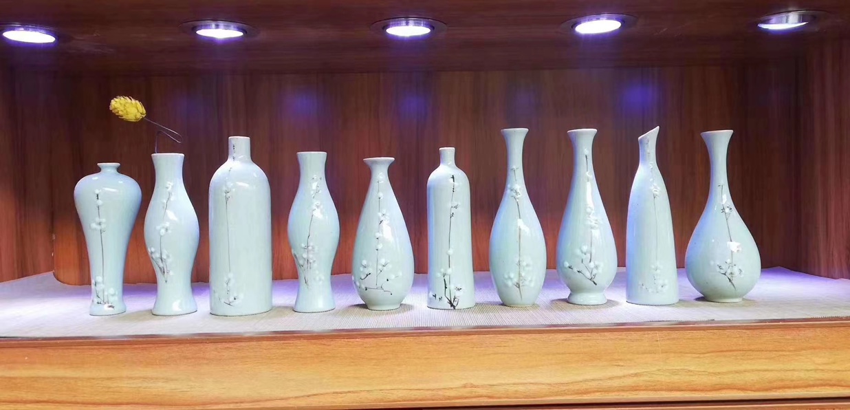 Ceramic small vase details Picture