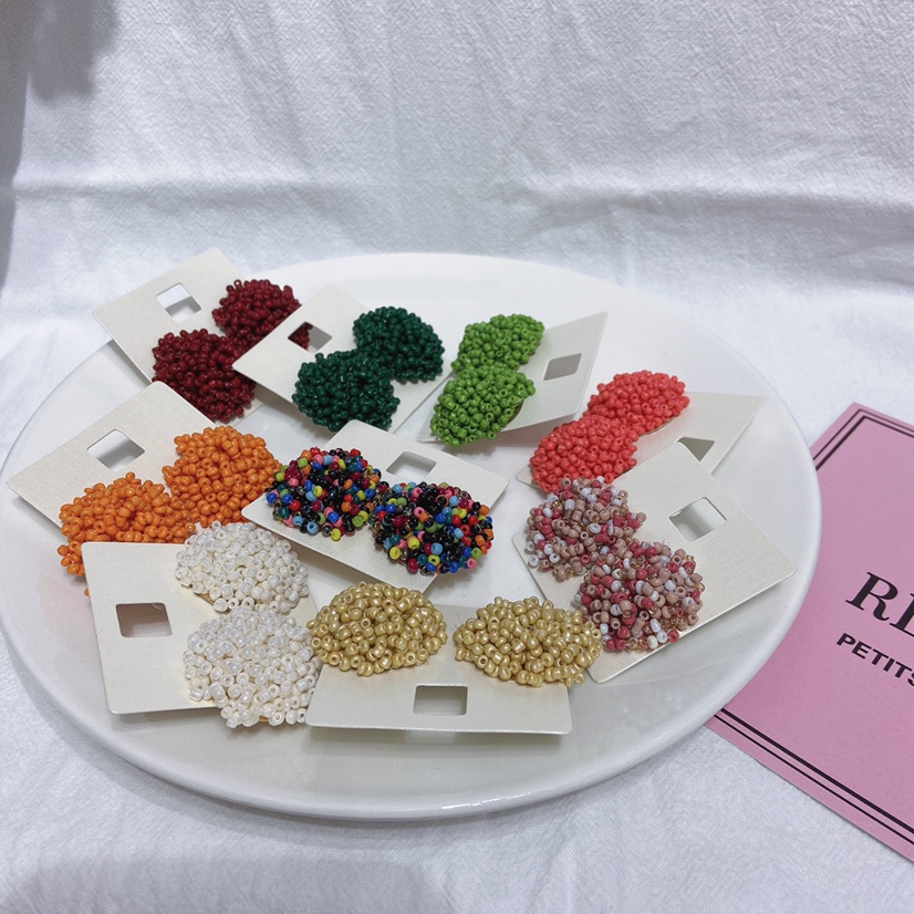 Hand-woven rice bead earrings. Dazzling earrings details Picture