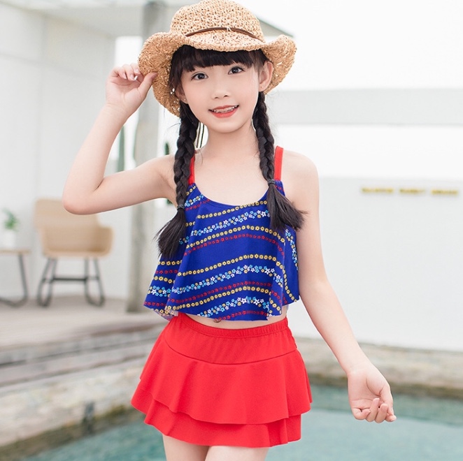 There are many styles of two-piece swimsuits for children. details Picture