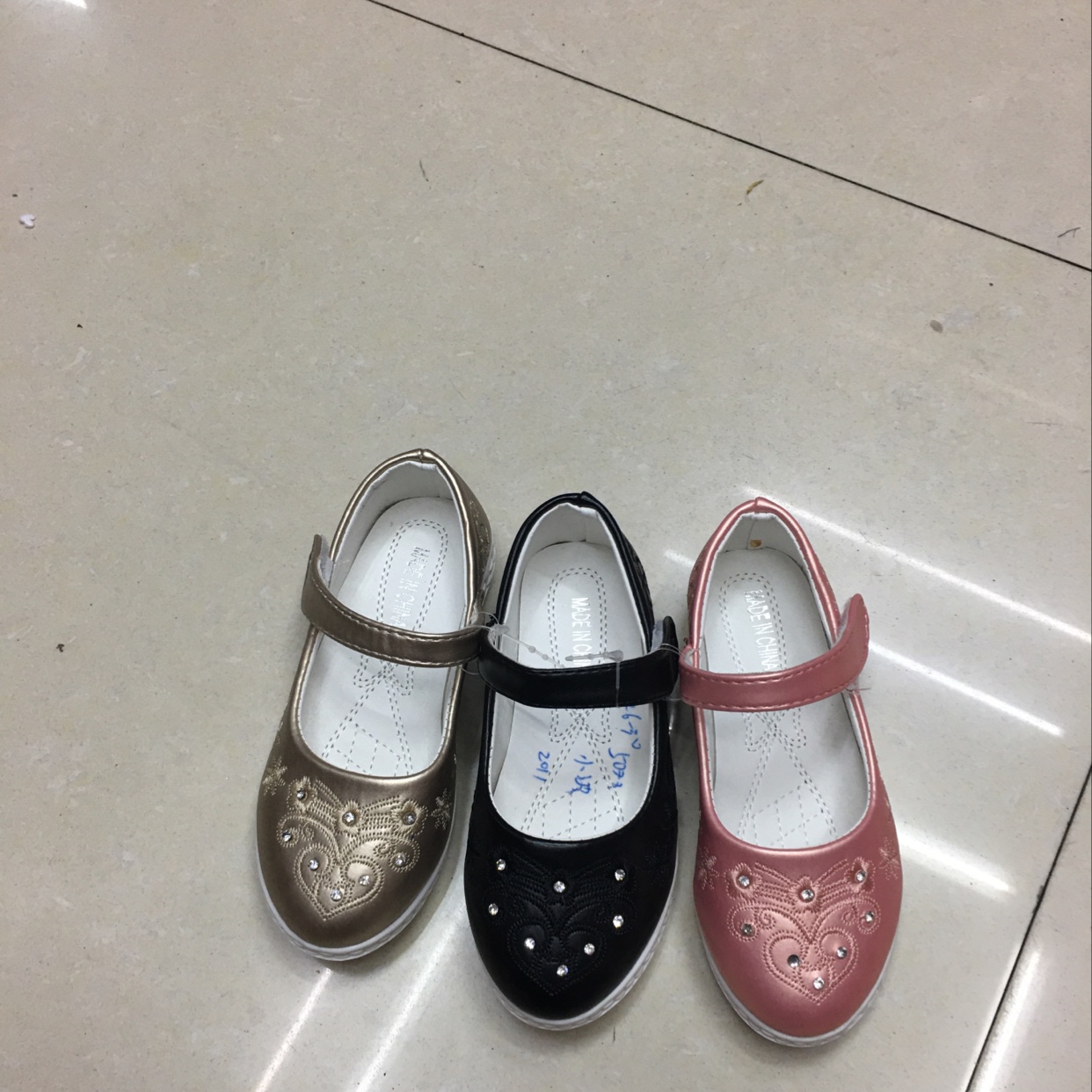 Square opening shoes thumbnail