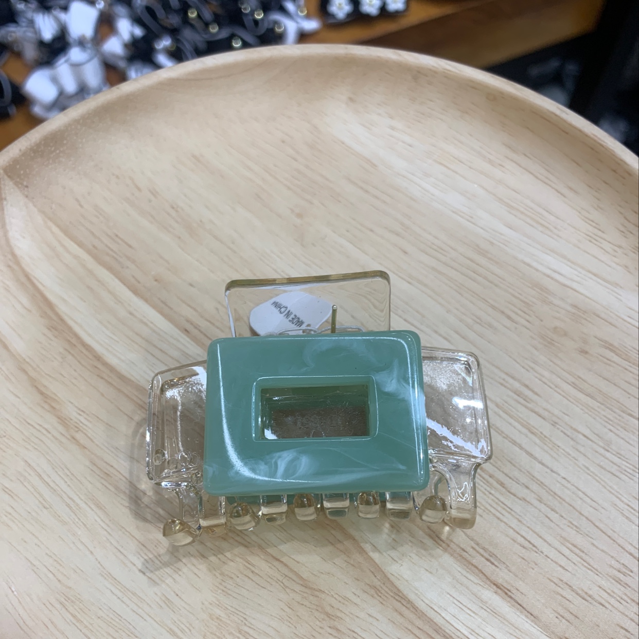Colorful resin square grab, flower press, headwear and hair accessory Application Scenario