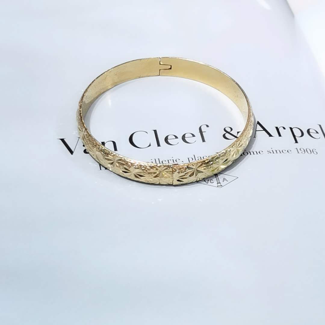 Fashionable car pattern vacuum color-preserving electroplated copper bracelet Specification image