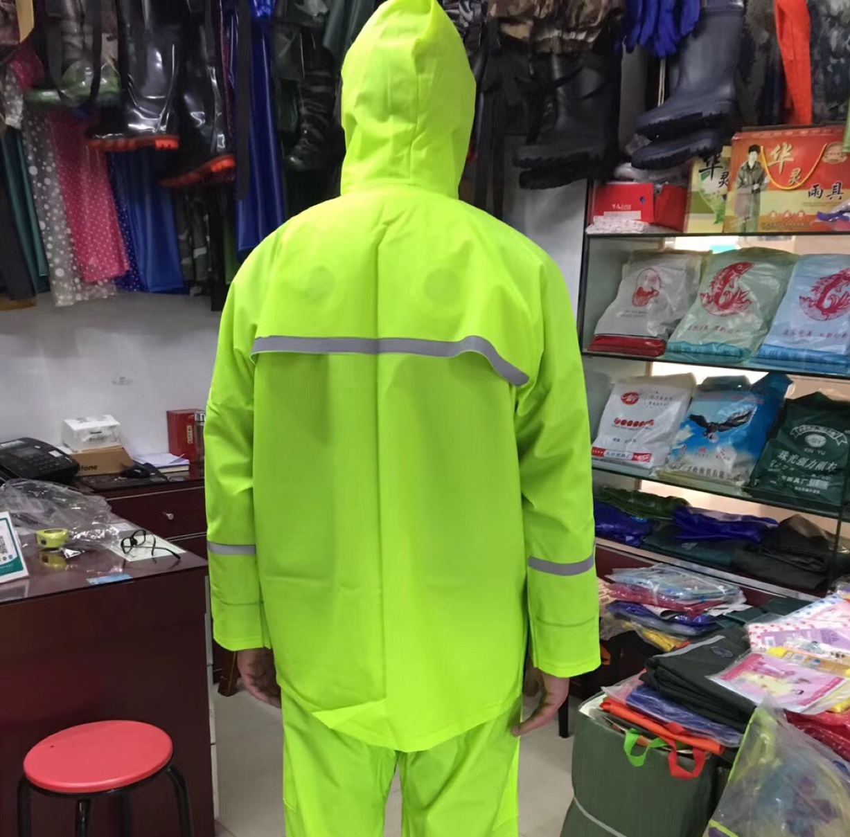This is a breathable two-piece set of woven fabric for rural tourism, a labor protection raincoat, and a special raincoat for delivery and Courier workers. Available in two colors undefined