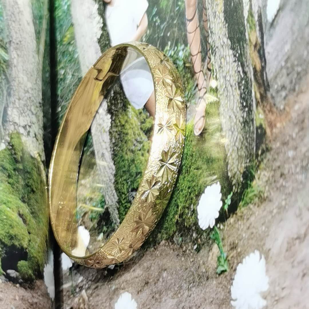 Fashionable car pattern vacuum color-preserving electroplated copper bracelet Application Scenario